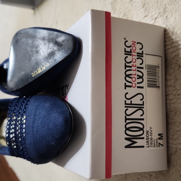 Mootsies Tootsies ladies kitten heeled pumps. - Picture 2 of 2